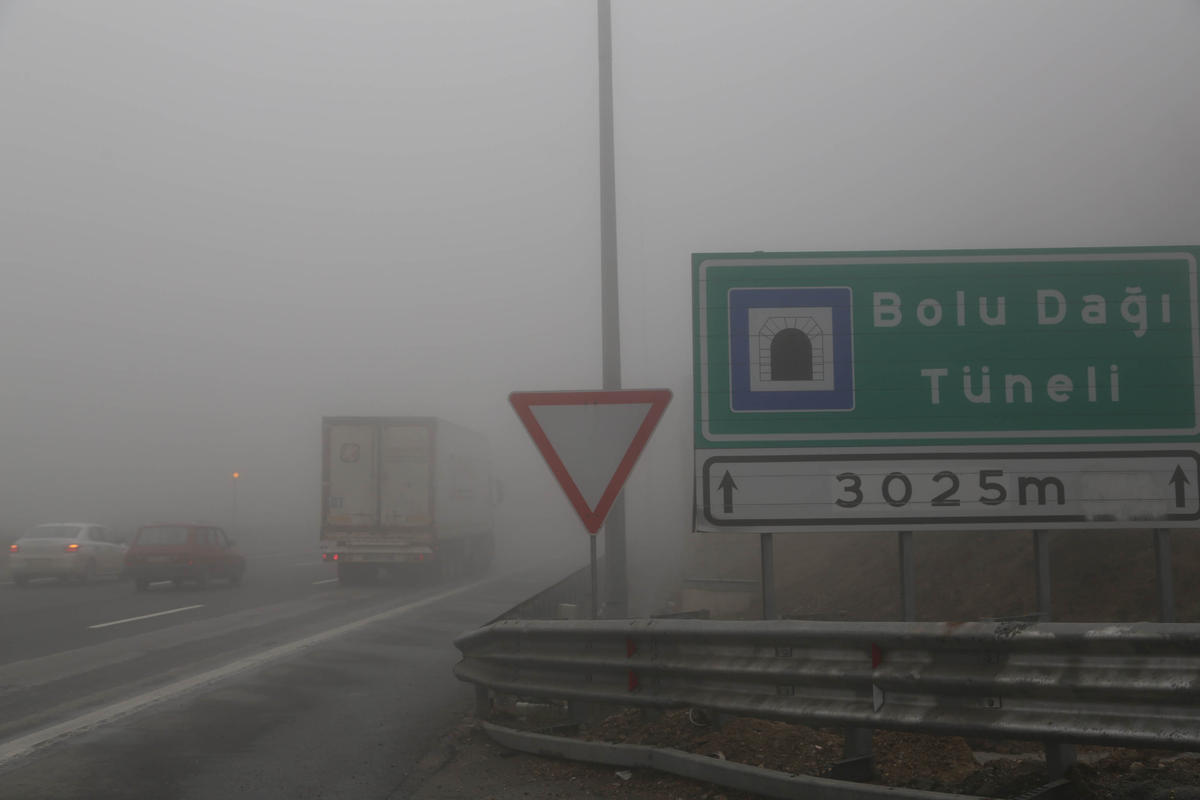 Bolu Dağı'nda kar yağışı ve sis etkili olmaya başladı