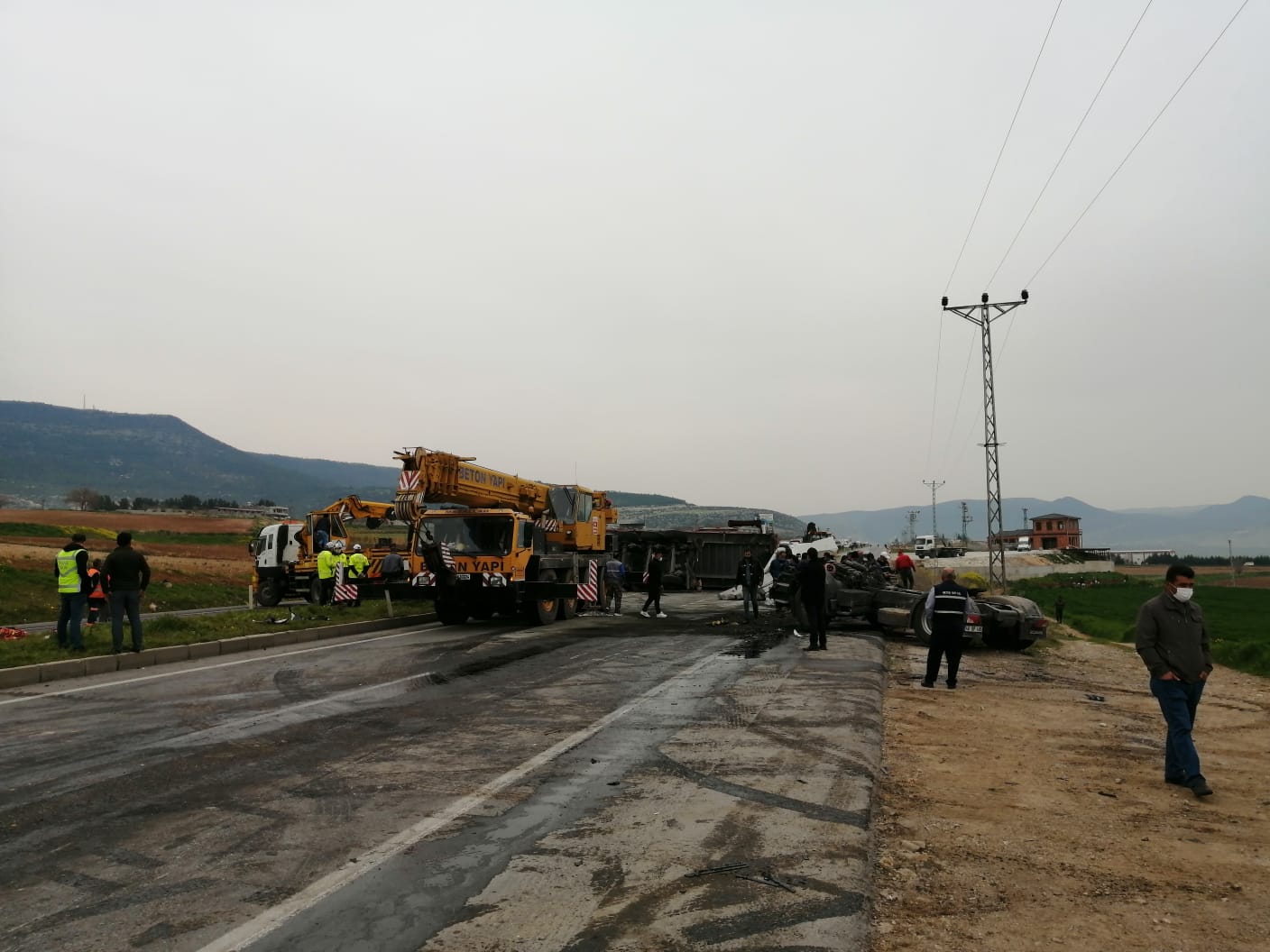 Kahramanmaraş'ta akıl almaz tır kazası! Tırlar çarpıştı, yol savaş alanına döndü: 1 ölü, 1 ağır yaralı