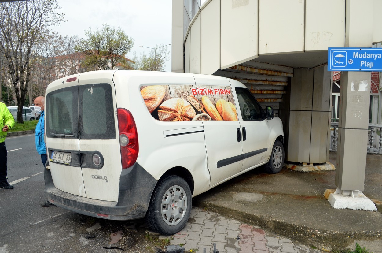 Kırmızı ışığa yakalanmamak için aşırı hız yaptı, üst geçide çarptı