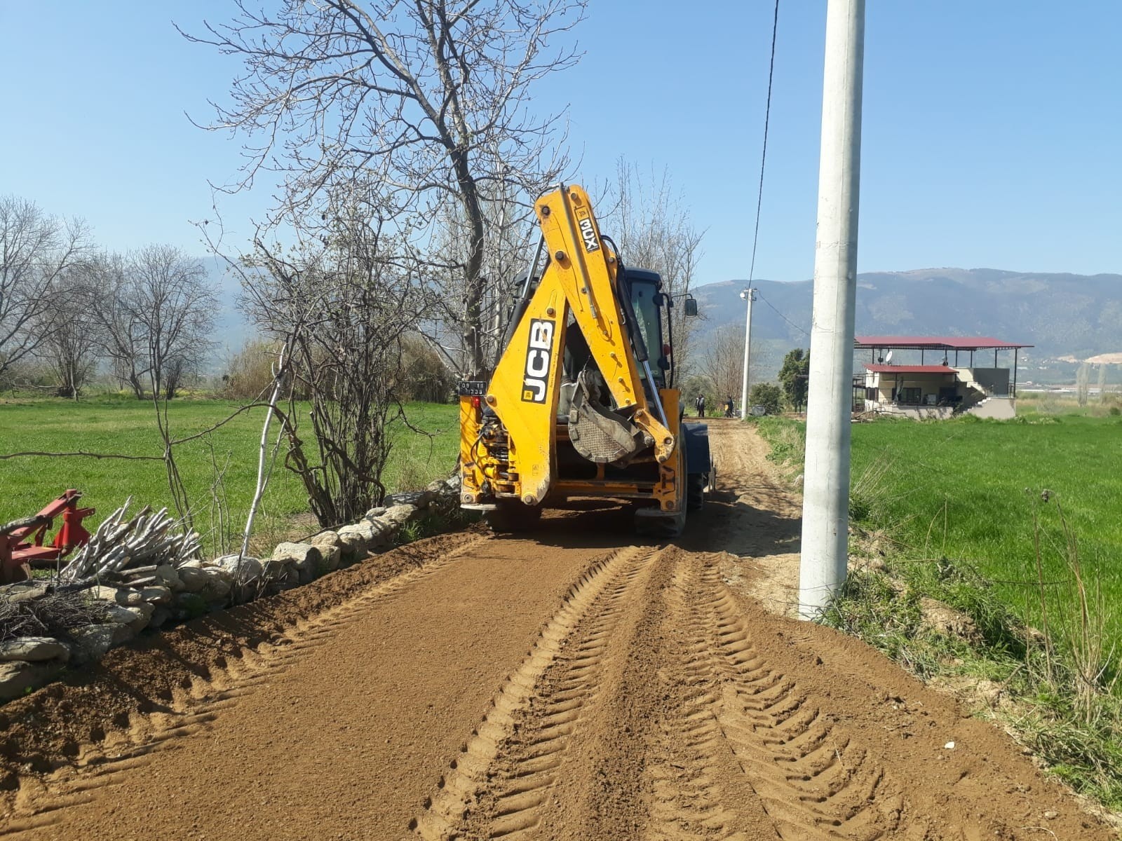 Engelli gencin evine giden yol baştan sona yenilenecek