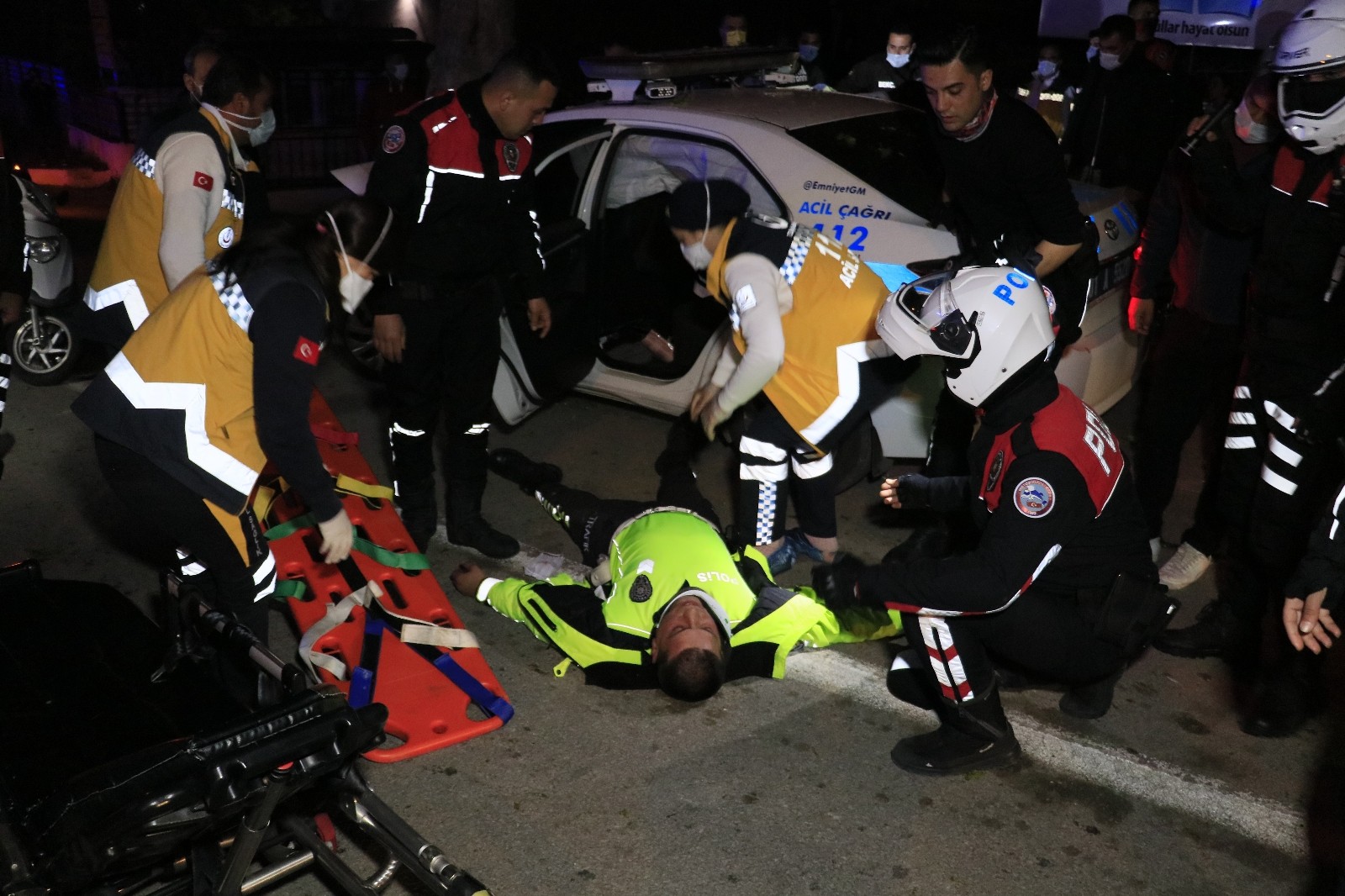 Adana'da polis aracının yaptığı kazada 2 kişi yaralanırken kazaya sebep olan sürücü yakalandı!