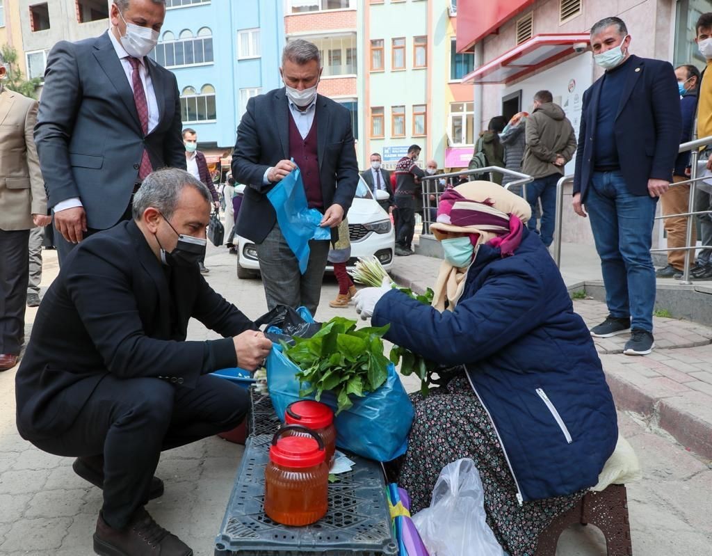 Ordu Valisi esnaftan aldığını ihtiyaç sahibi vatandaşlara dağıtıyor