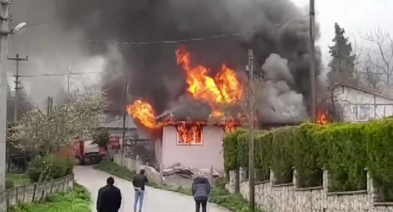 Korku dolu anlar! Tek katlı ev alevlere teslim oldu