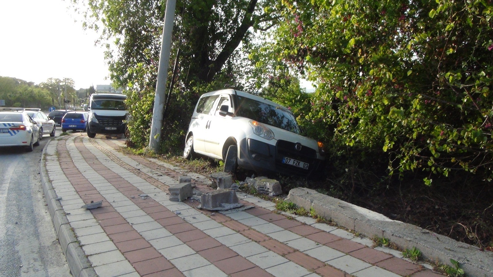 Kaza yapan sürücü aracı bırakıp kaçtı, Araçtan boş içki şişeleri çıktı