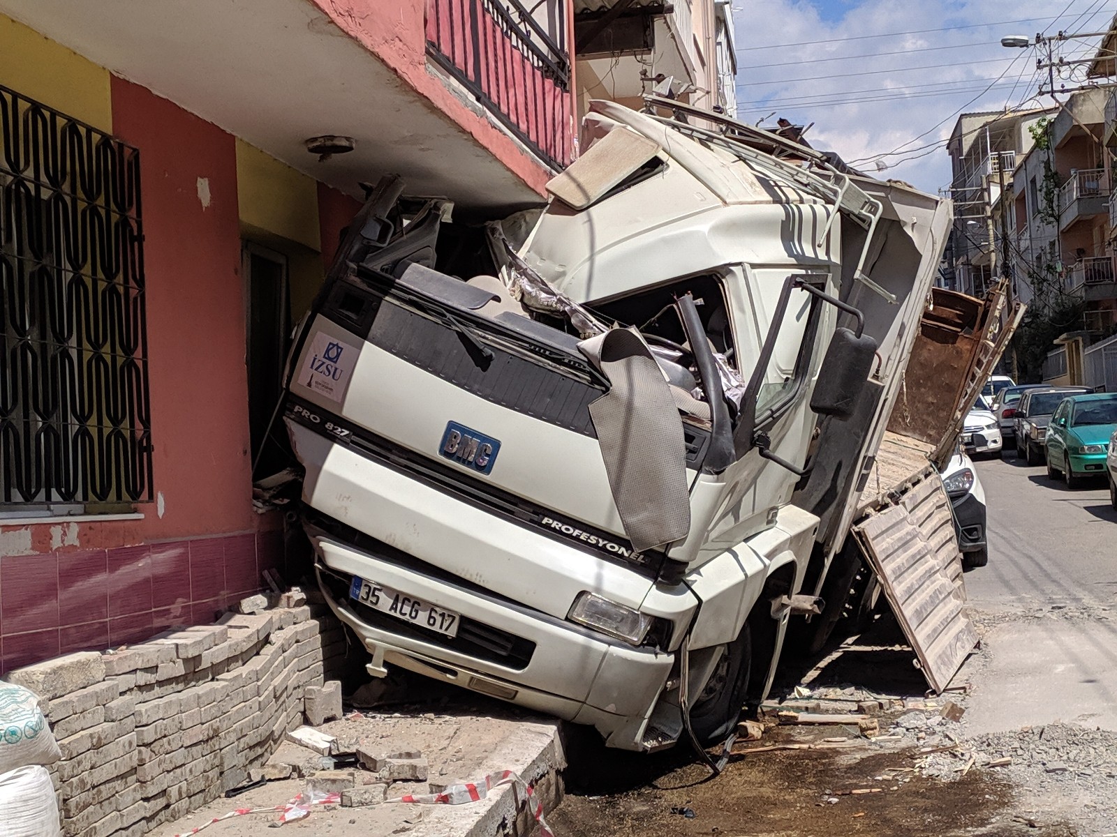 İzmir'de bir kamyon kontrolden çıkarak evin duvarına çarptı