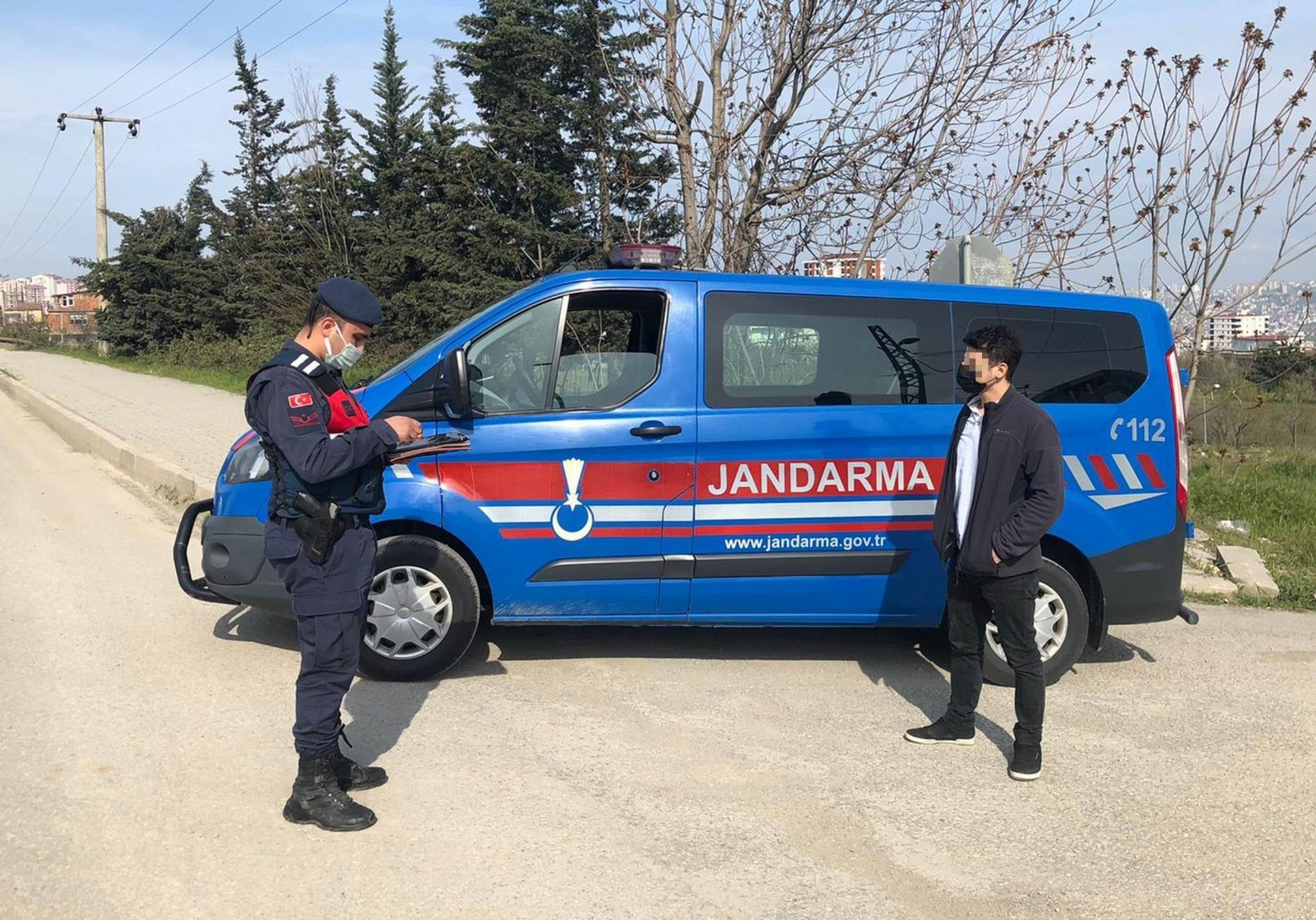 Evde karantinada olması gerekirken sokaklarda geziyor! Jandarma uygulamasında yakalandı