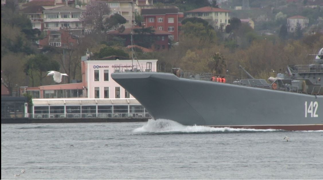 Rus savaş gemisi İstanbul Boğazı’ndan geçti: Mürettebat güvertede sahili izledi