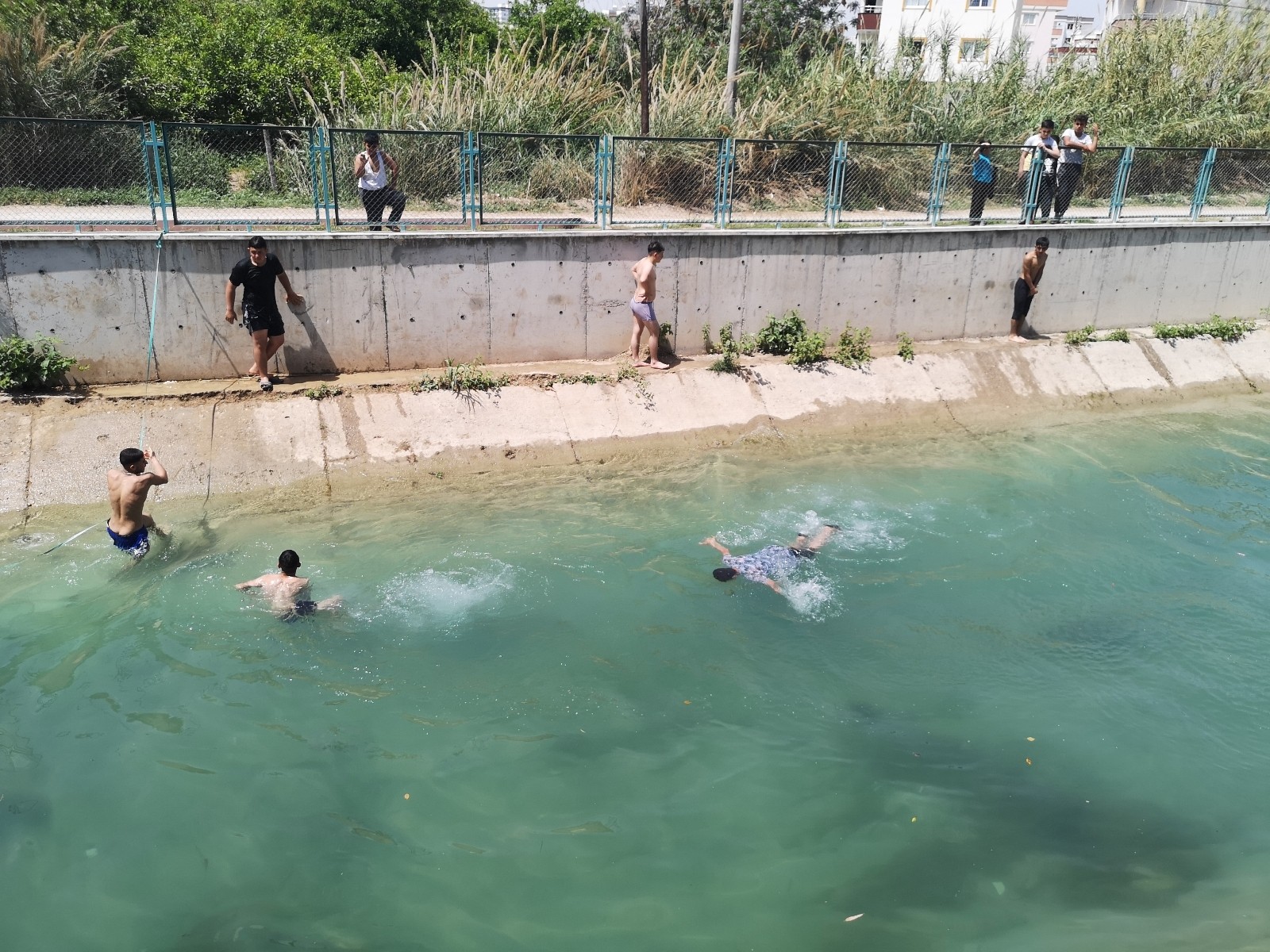 Mersin’de gençler serinlemek için tehlikeye aldırmıyor!