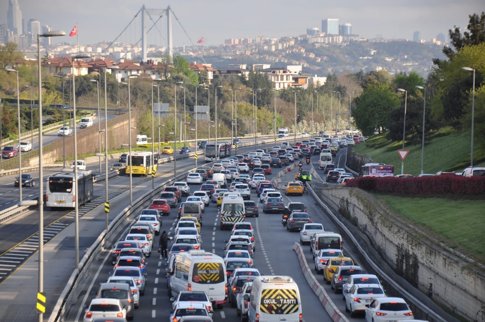 3 günlük kısıtlamanın ardından 15 Temmuz Şehitler Köprüsü’nde trafik kilitlendi