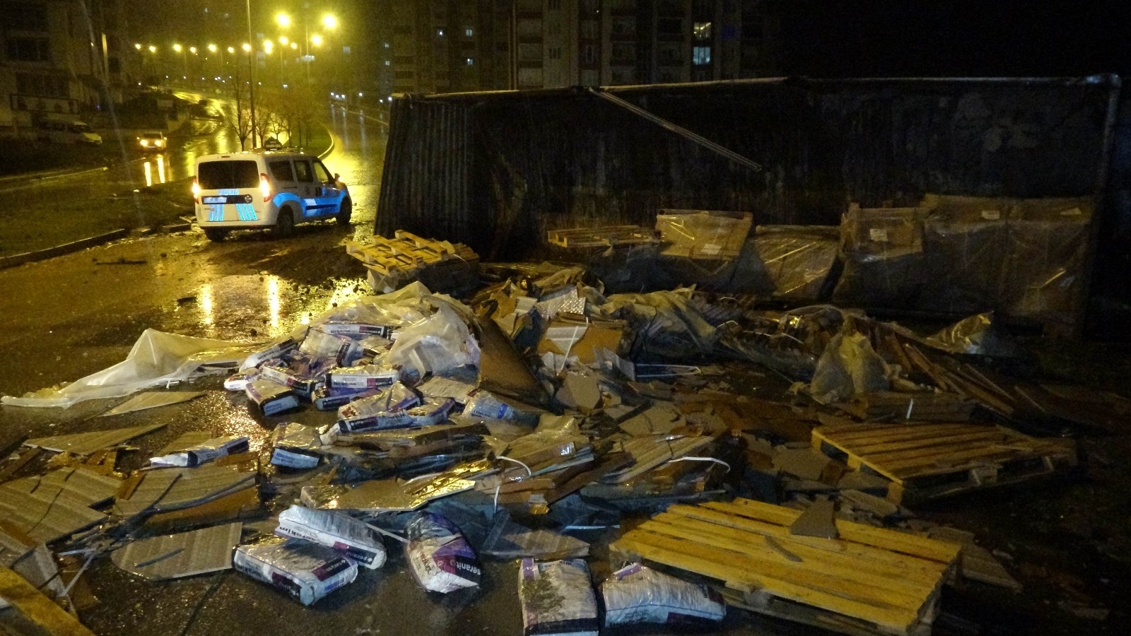 İnşaat malzemesi taşıyan kamyon devrildi, yol savaş alanına döndü: 1 yaralı