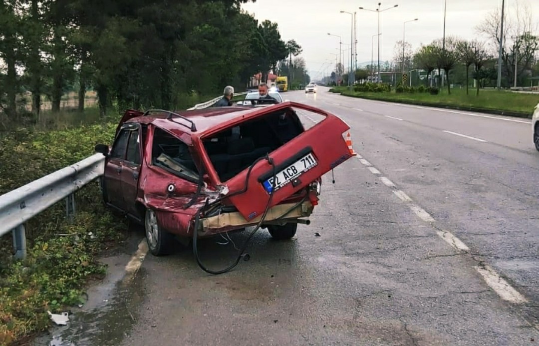 Samsun'da trafik kazası! Direksiyon hakimiyetini kaybeden araç bariyerlere saplandı: 2 yaralı