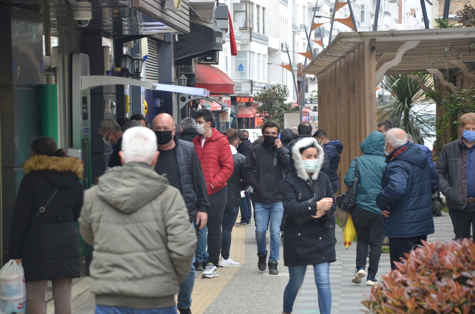 Sinop’ta ana caddelerdeki kalabalık görenleri endişelendirdi