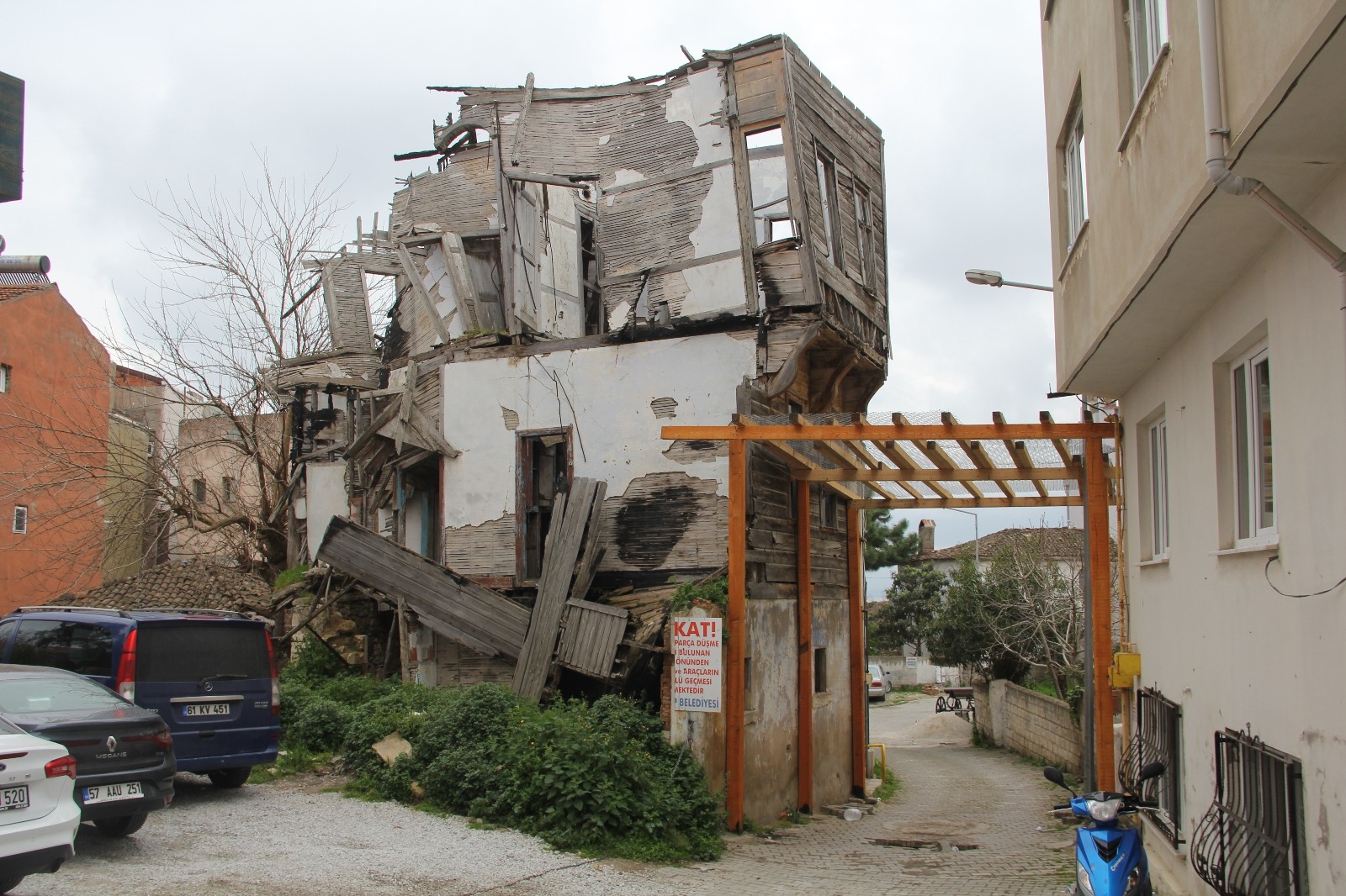 Sinop'ta tehlike saçan ahşap ev enkazı mahalleliyi tedirgin ediyor