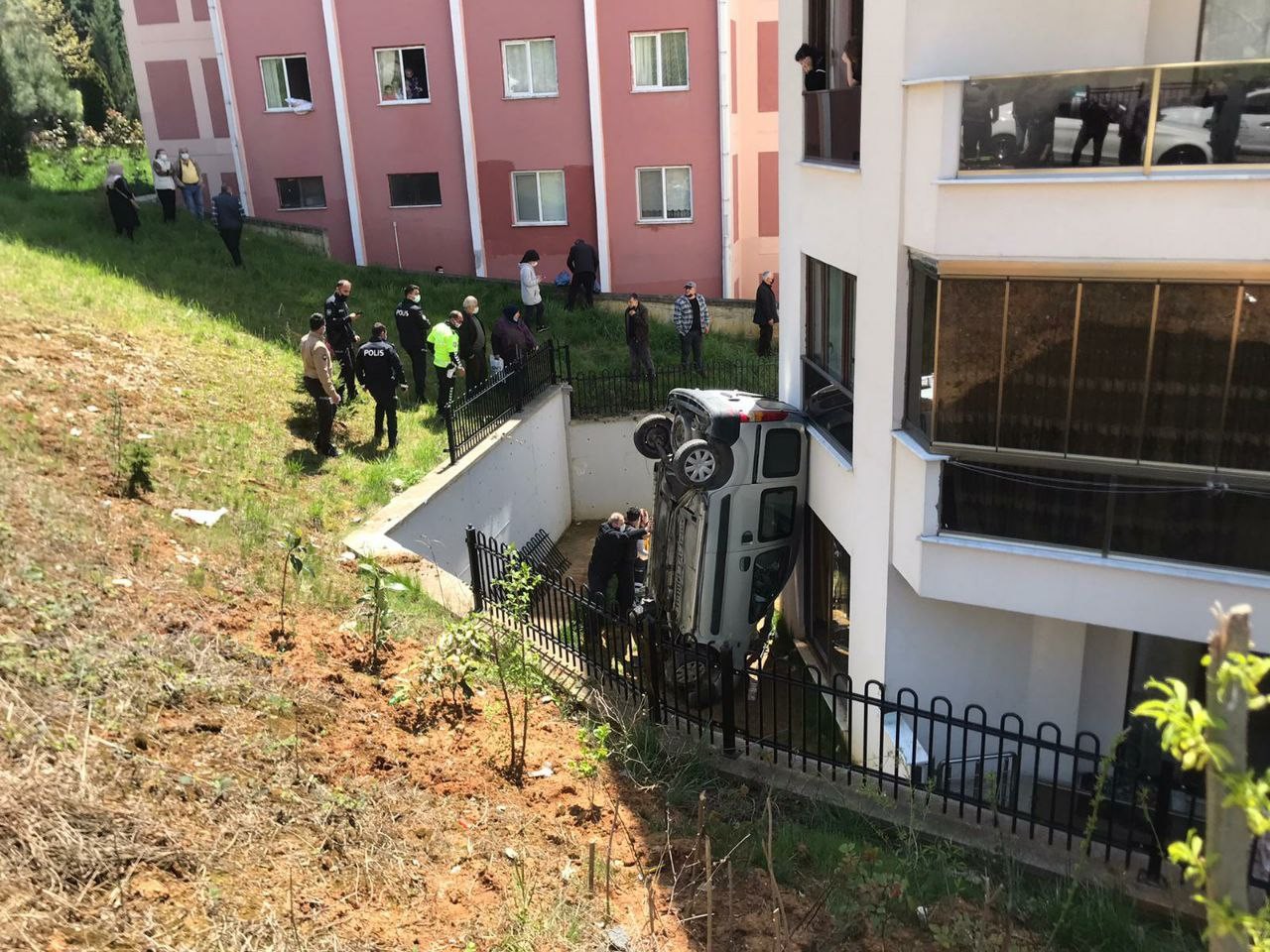 Düzce'de sürücüsünün hakimiyeti kaybettiği araç apartman boşluğuna düştü