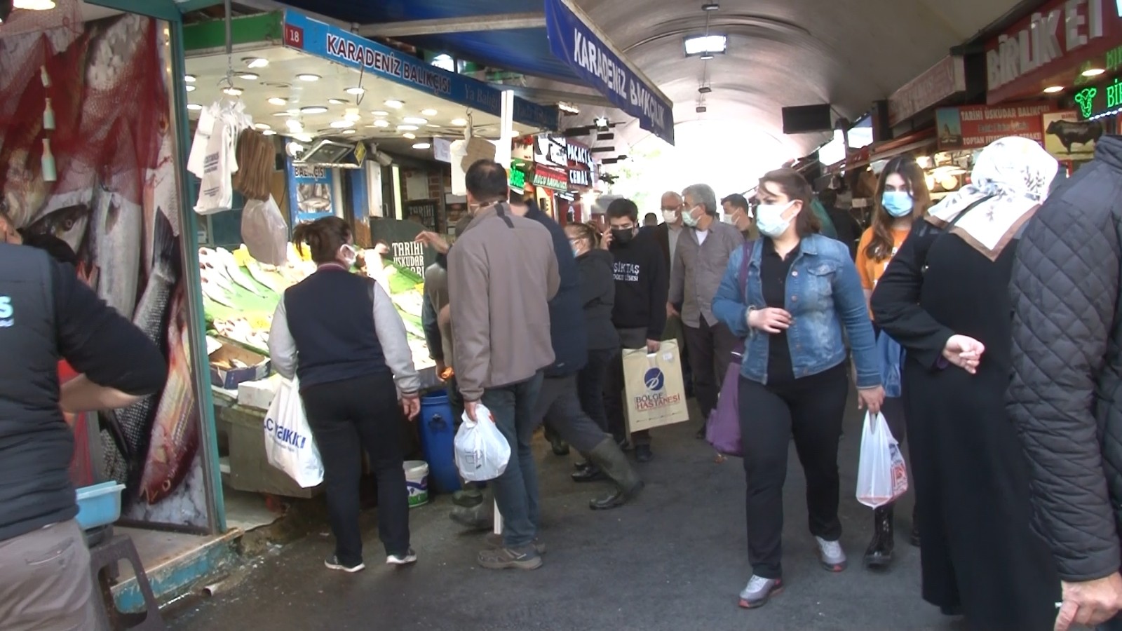 Üsküdar'da tam kapanma öncesi vatandaş alışverişe koştu