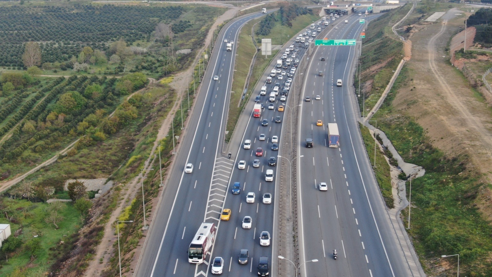 İstanbullular tam kapanma öncesi yola koyuldu