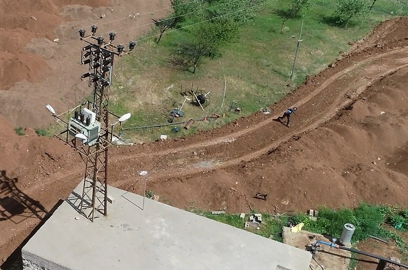 Hem suçlu hem güçlüler! Kaçak kullanımı tespit için havalanan drone taşlandı