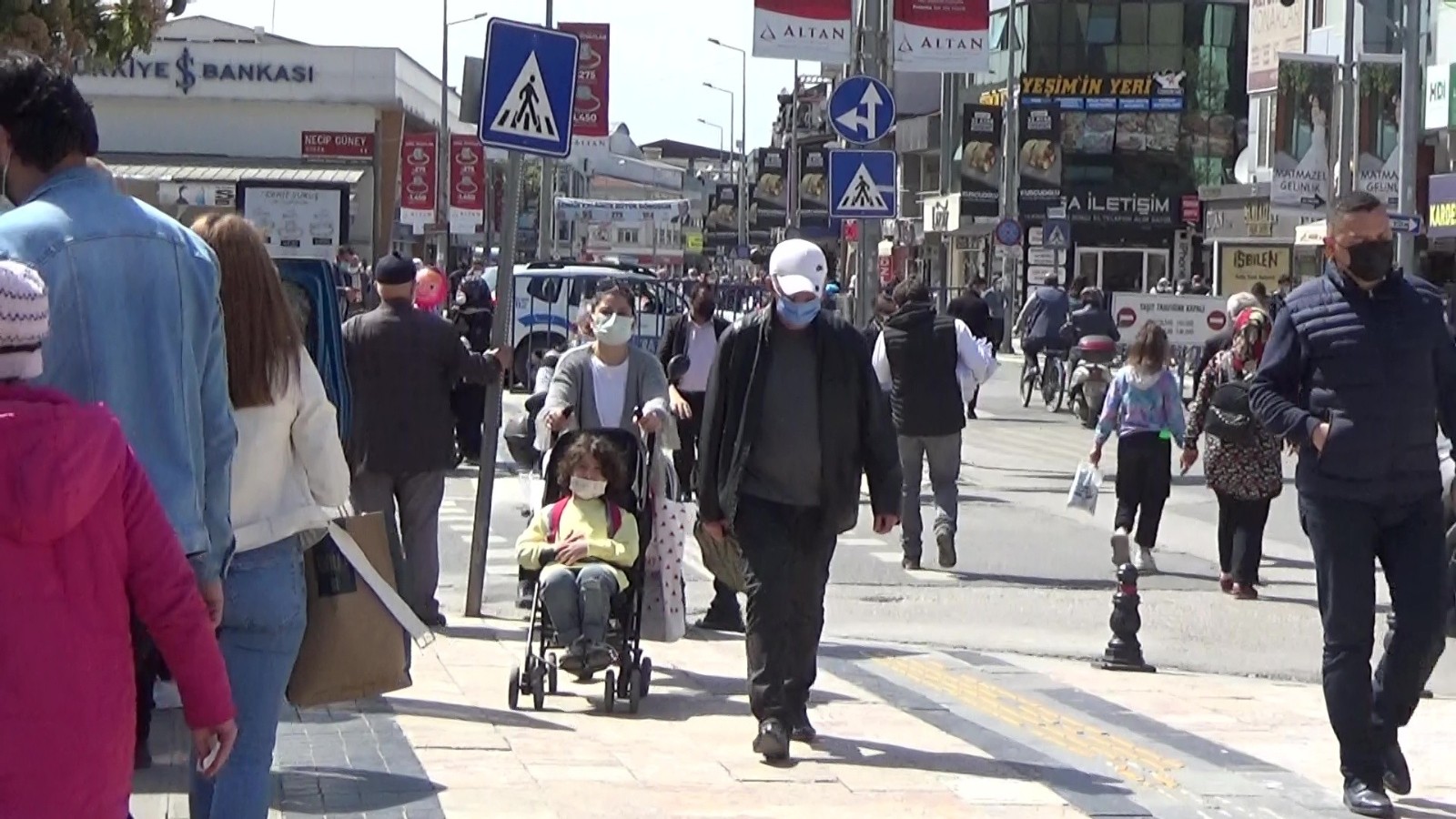 Düzce'de vatandaşlar kapanma öncesi alışveriş için sokaklara akın etti