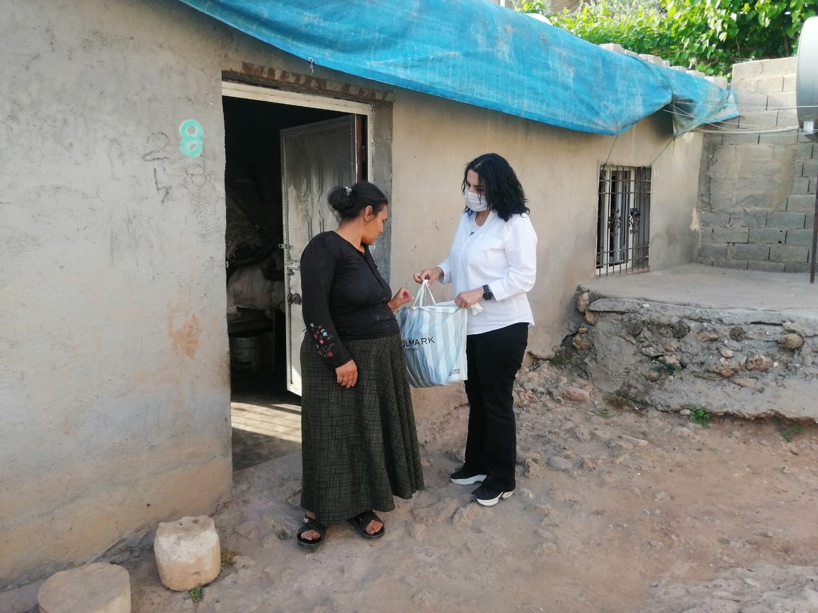 Silopi’de ihtiyaç sahipleri unutulmuyor: 135 koli erzak yardımı yapıldı