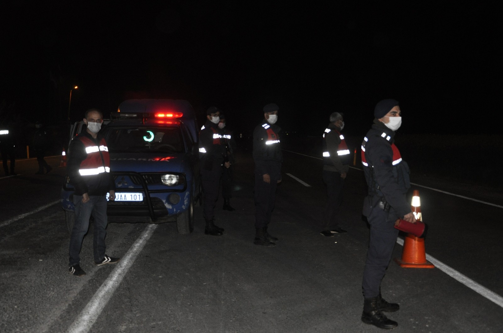 Tam kapanma sıkı denetim ile başladı! Tüm sınırlar mercek altında