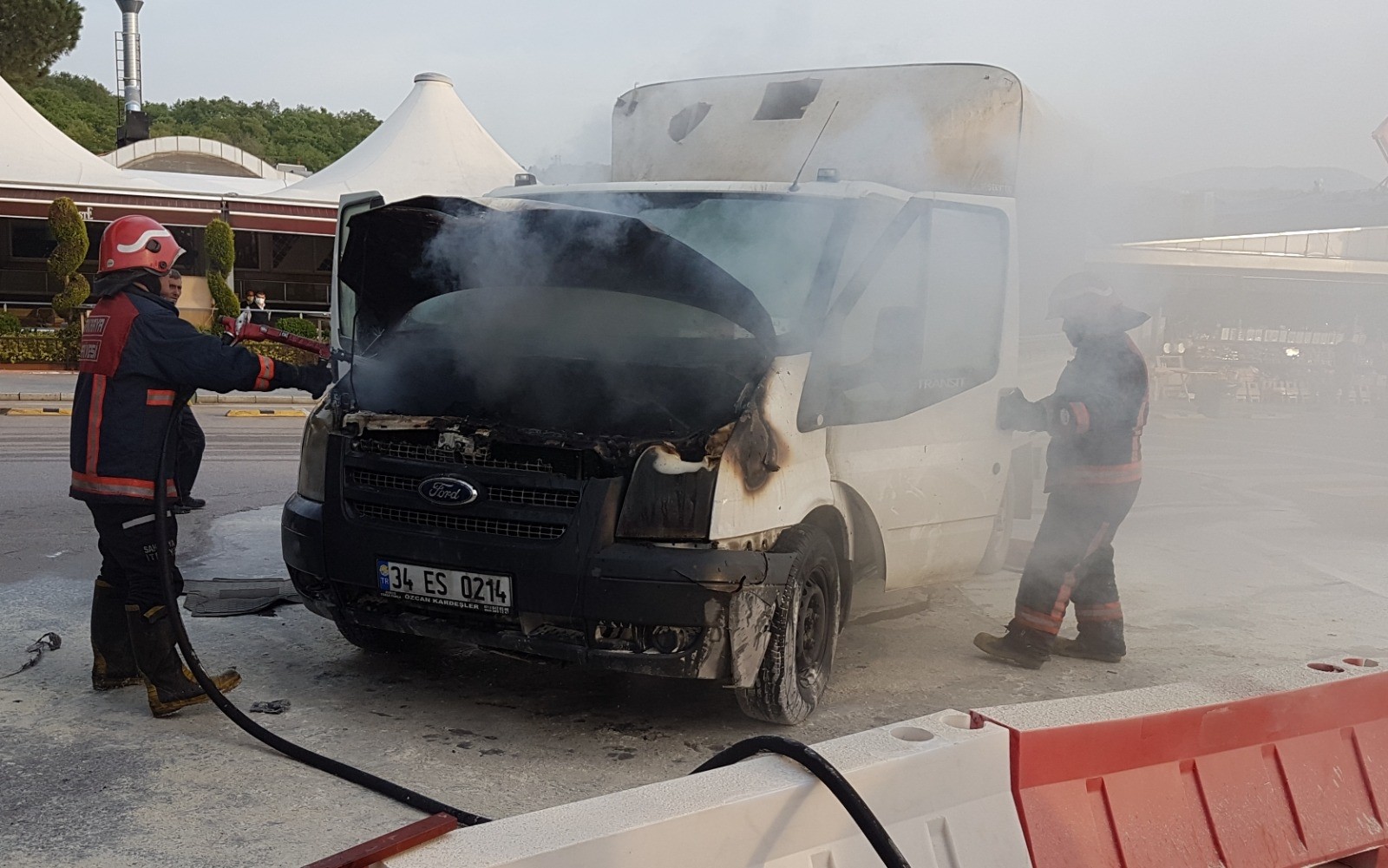 TEM’de yangın paniği! Seyir halindeki kamyonet alev aldı