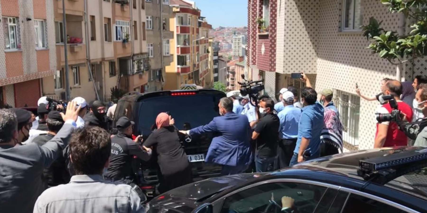 Kentsel dönüşüm için Eyüpsultan'a gitmişti: İBB Başkanı İmamoğlu'nun aracına saldırı! Aracı durdurmak isteyen Ayşe Topçu yaralandı!