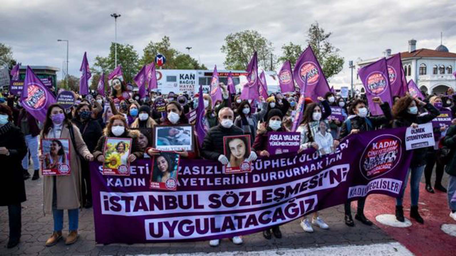 İstanbul Sözleşmesi Protestosu! Kadınlar sözleşmeden çıkılmasını protesto etti. İstanbul ve İzmir'deki gösterilere polis müdahale etti.