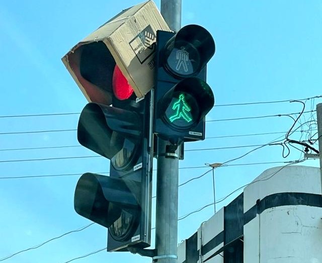 Aşırı sıcaklardan dolayı trafik ışıklarına şapka yaptılar! Görenler şaşkınlığını gizleyemedi