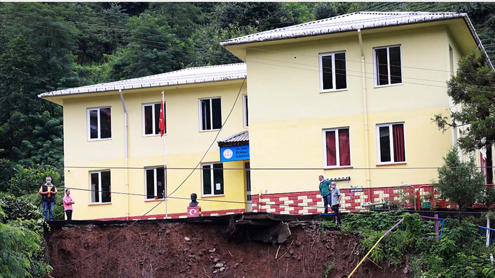 Rize'de heyelanlar devam ediyor! İlkokulun bahçesi çöktü!