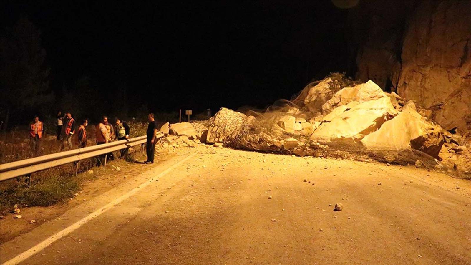 Karabük-Zonguldak yolunda dev kayalar yolu kapattı!