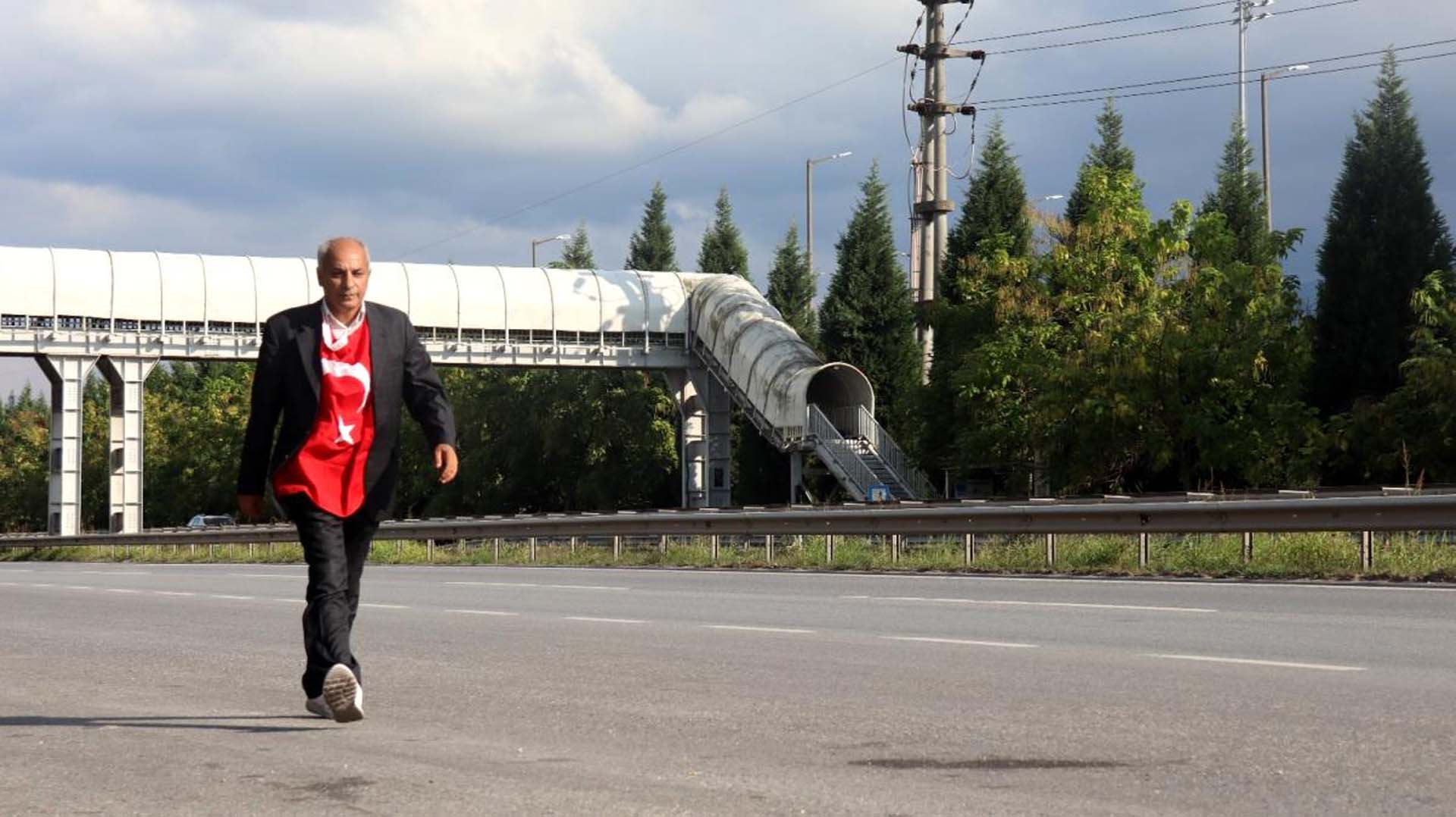 Aşıya 'şeytanın sıvısı' diyen adamın inadı pes dedirtti! Ankara'dan İstanbul'a yürüyor!