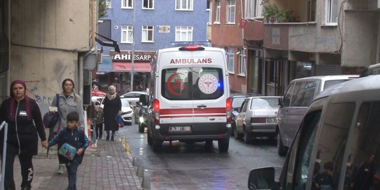 Esenler'deki yangında can pazarı! Mahalle sakinlerinin açtığı çarşafa atladılar