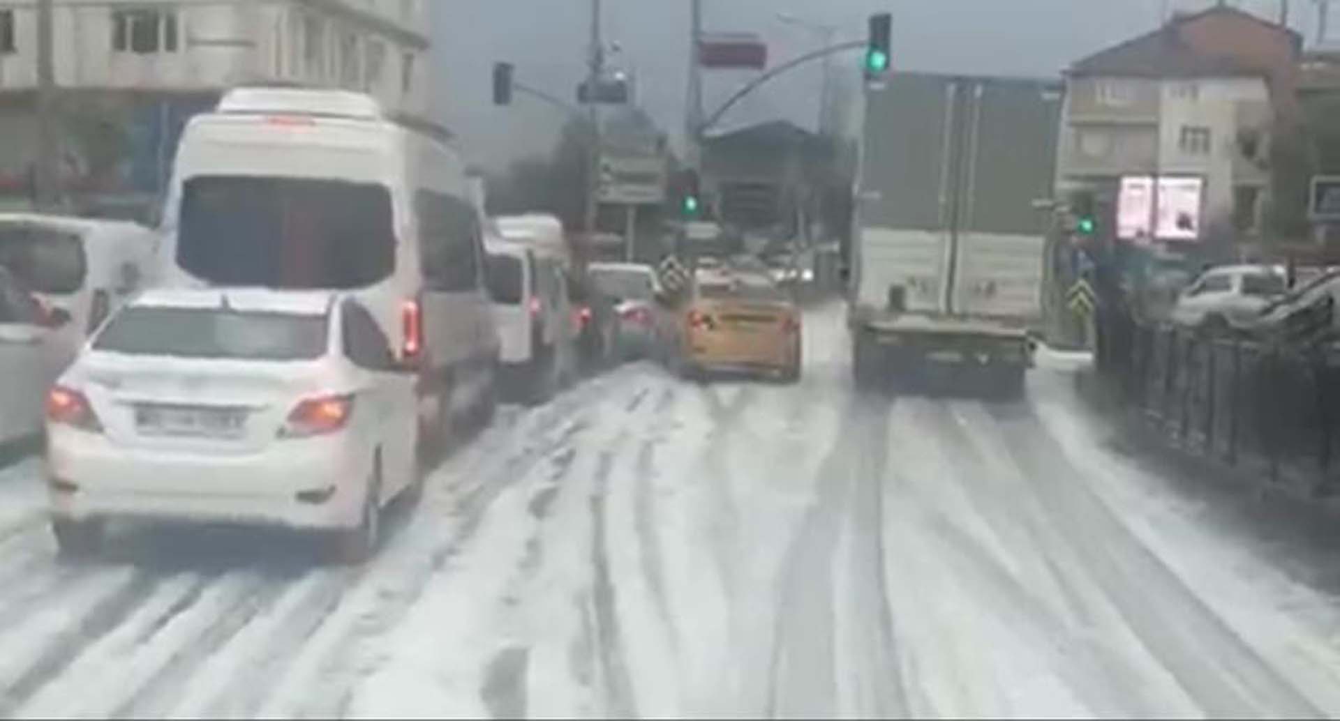 İstanbul Tuzla'da şaşkına çeviren görüntüler! Cadde köpükle kaplandı, görenler cep telefonuna sarıldı