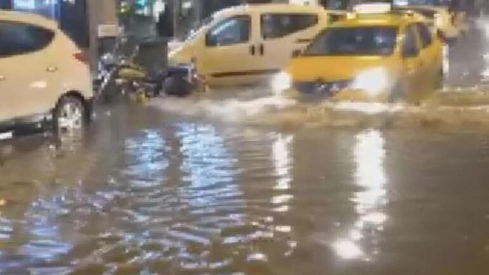 İzmir sele teslim oldu! Ev ve iş yerlerini su bastı!