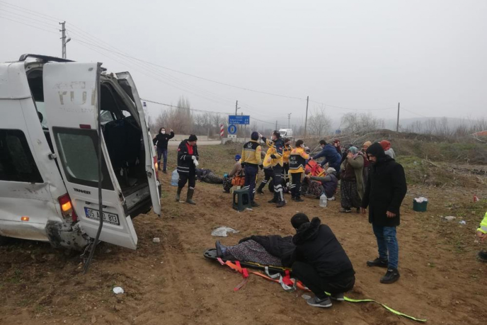 Amasya’da feci kaza! İşçileri taşıyan minibüs devrildi: 17 yaralı