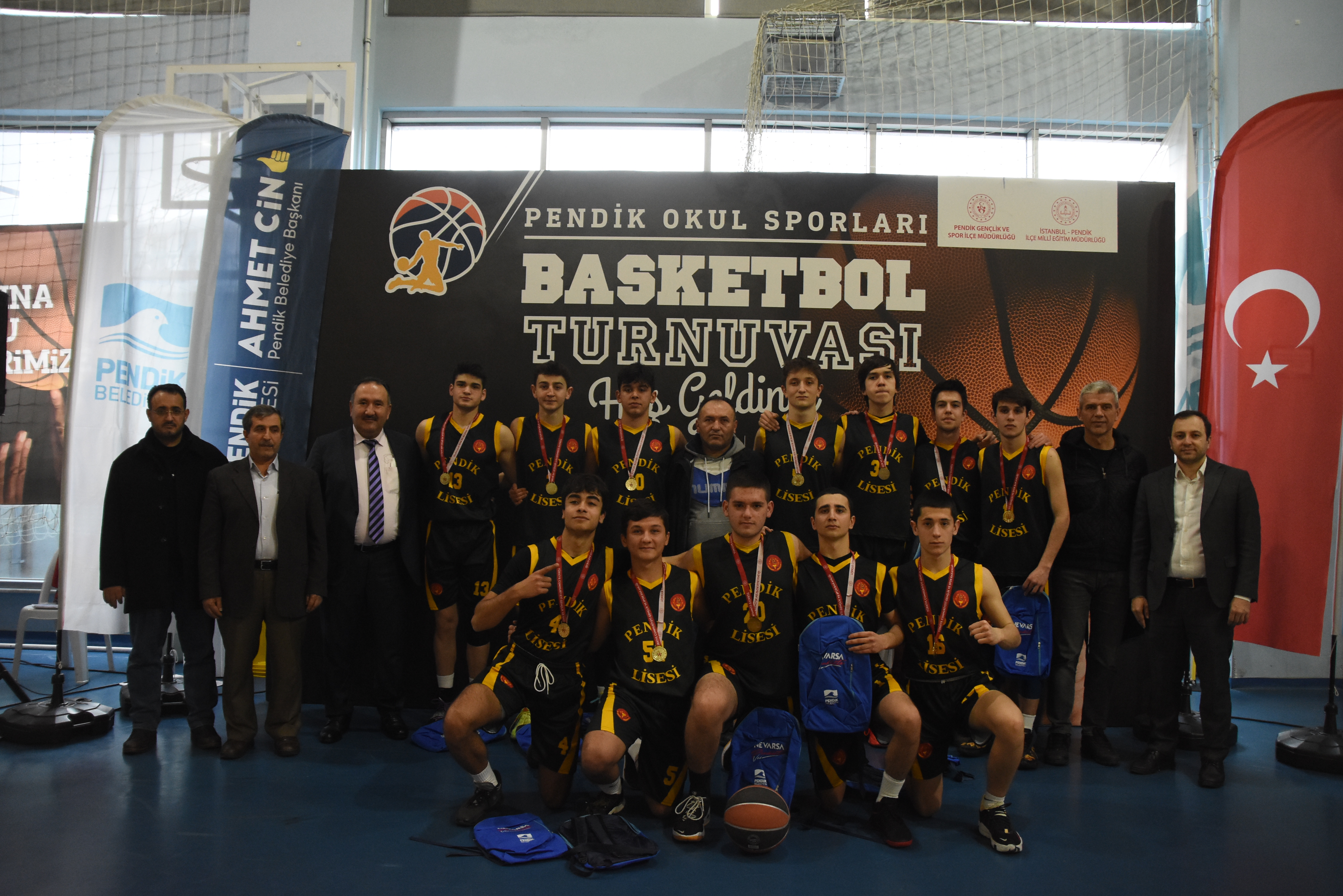 Basketbol turnuvalarında final maçları yapıldı! İlk dörde girenlere madalyaları verildi!