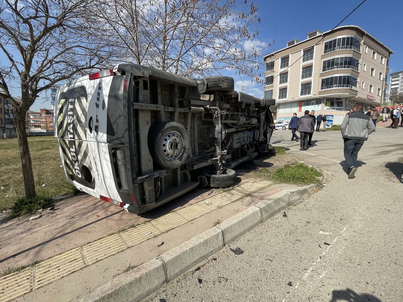 Samsun İlkadım'da korkunç kaza!  Öğrenci servisi, otomobille çarpışıp devrildi:10'ü öğrenci 15 yaralı