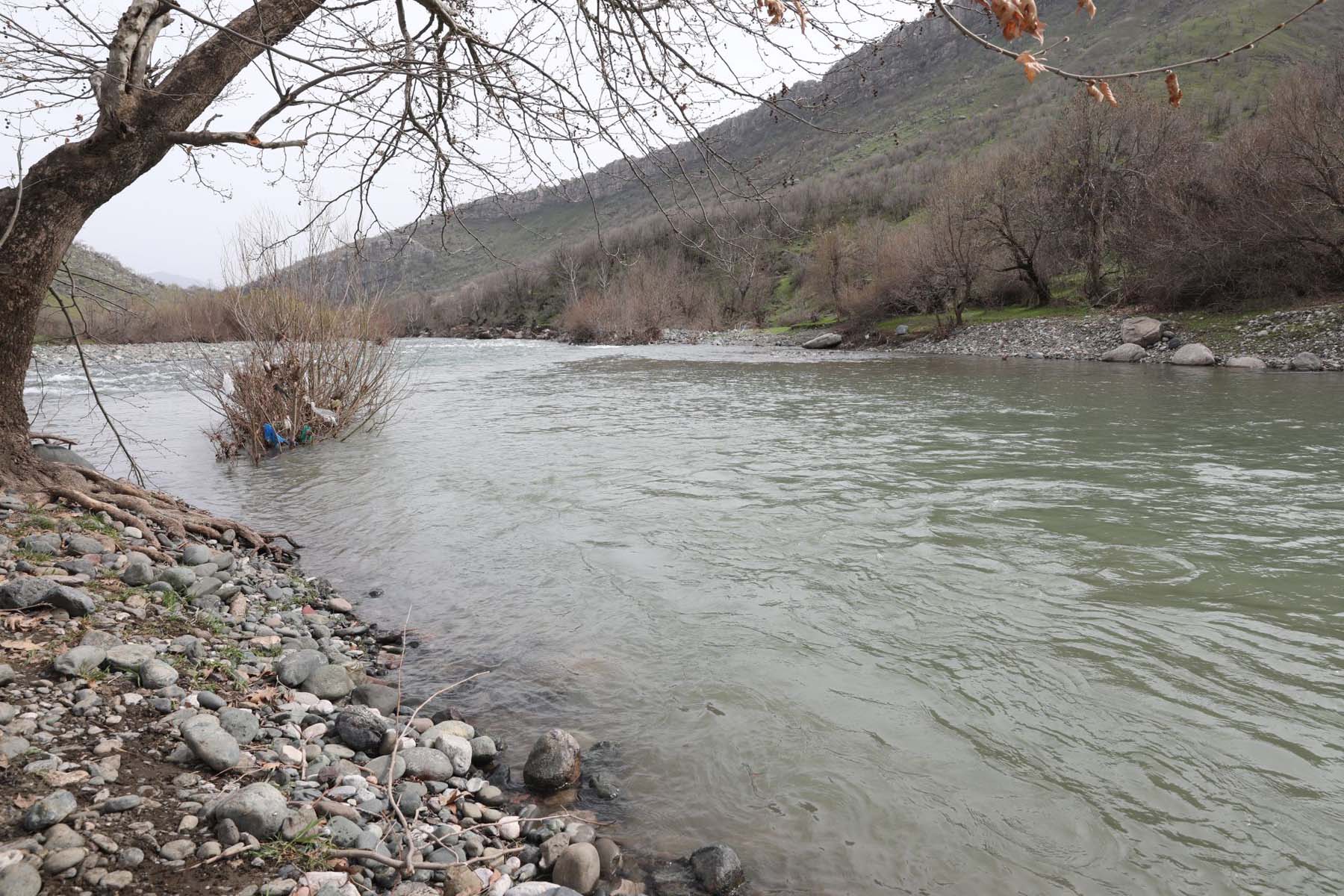 Yürek yakan haber! Hakkari'de ayağı kayan asteğmen Hacıbey Çayı'na düştü! Arama çalışmaları sürüyor