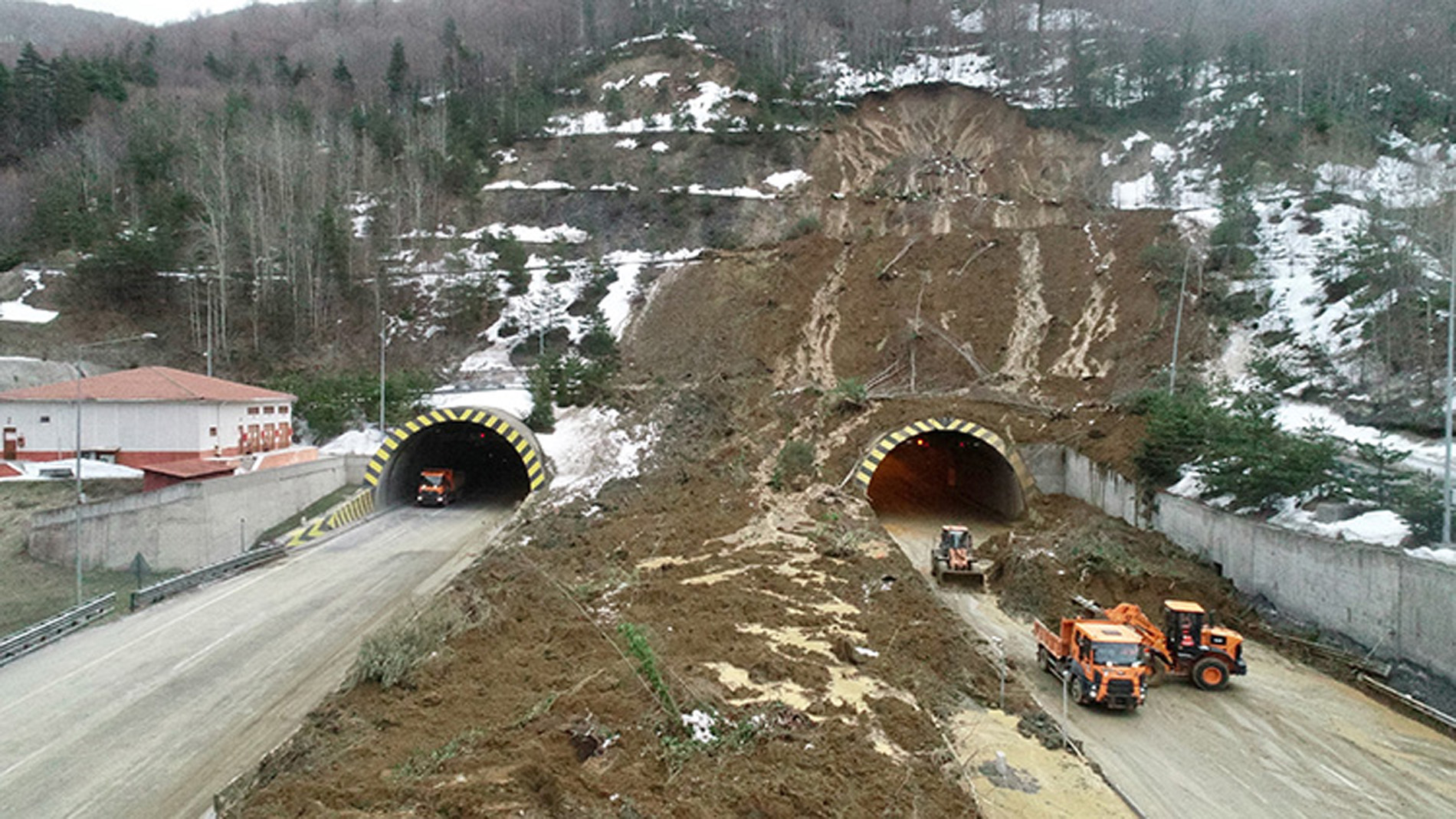 Son dakika | Bolu Dağı Tüneli'ndeki heyelan sonucu kapanan yolda son durum! Vali Ahmet Ümit'ten beklenen açıklama!