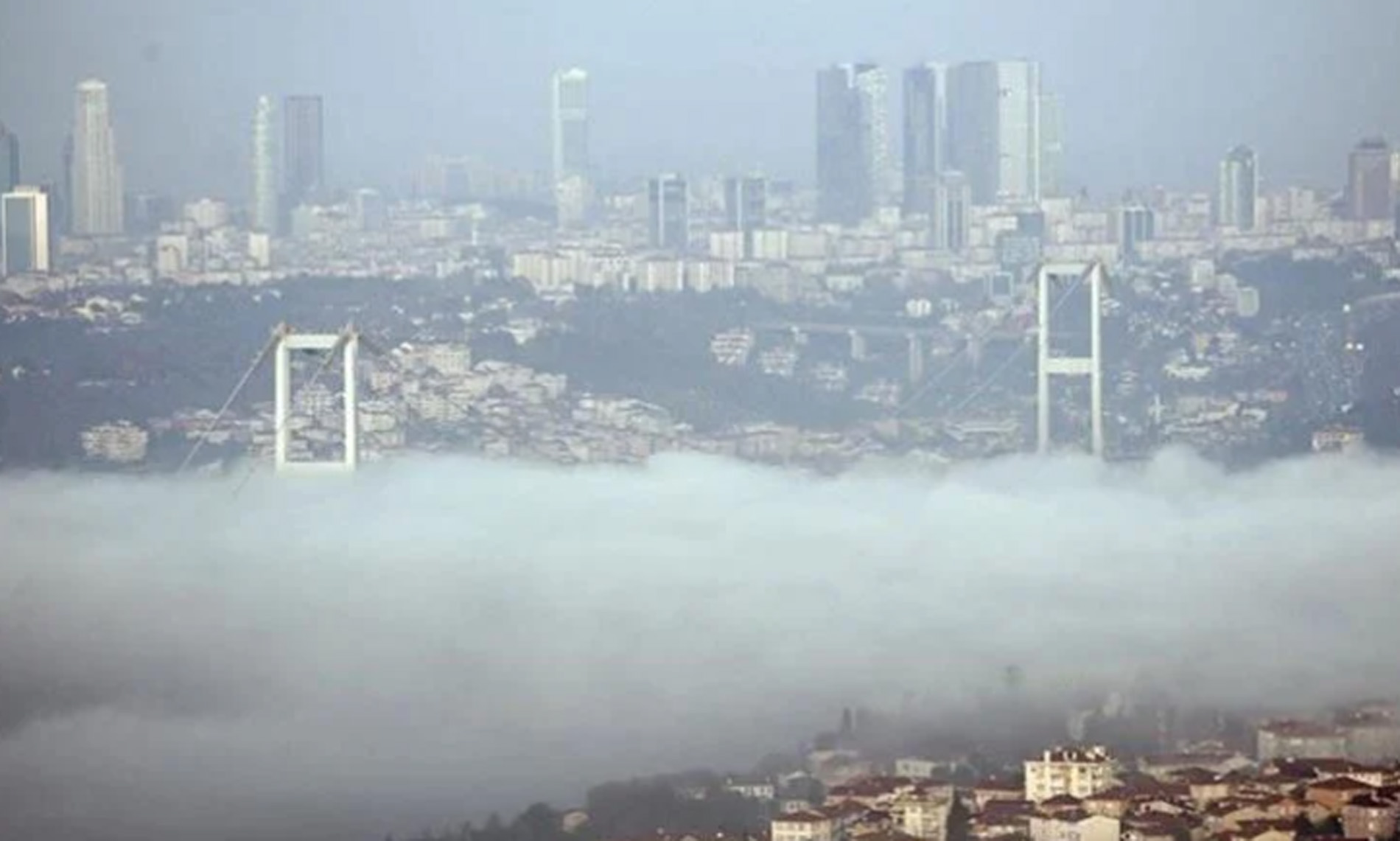 İstanbul sisli bir güne uyandı! Görüş mesafesinin düşmesi sonucunda gemi trafiği askıya alındı!