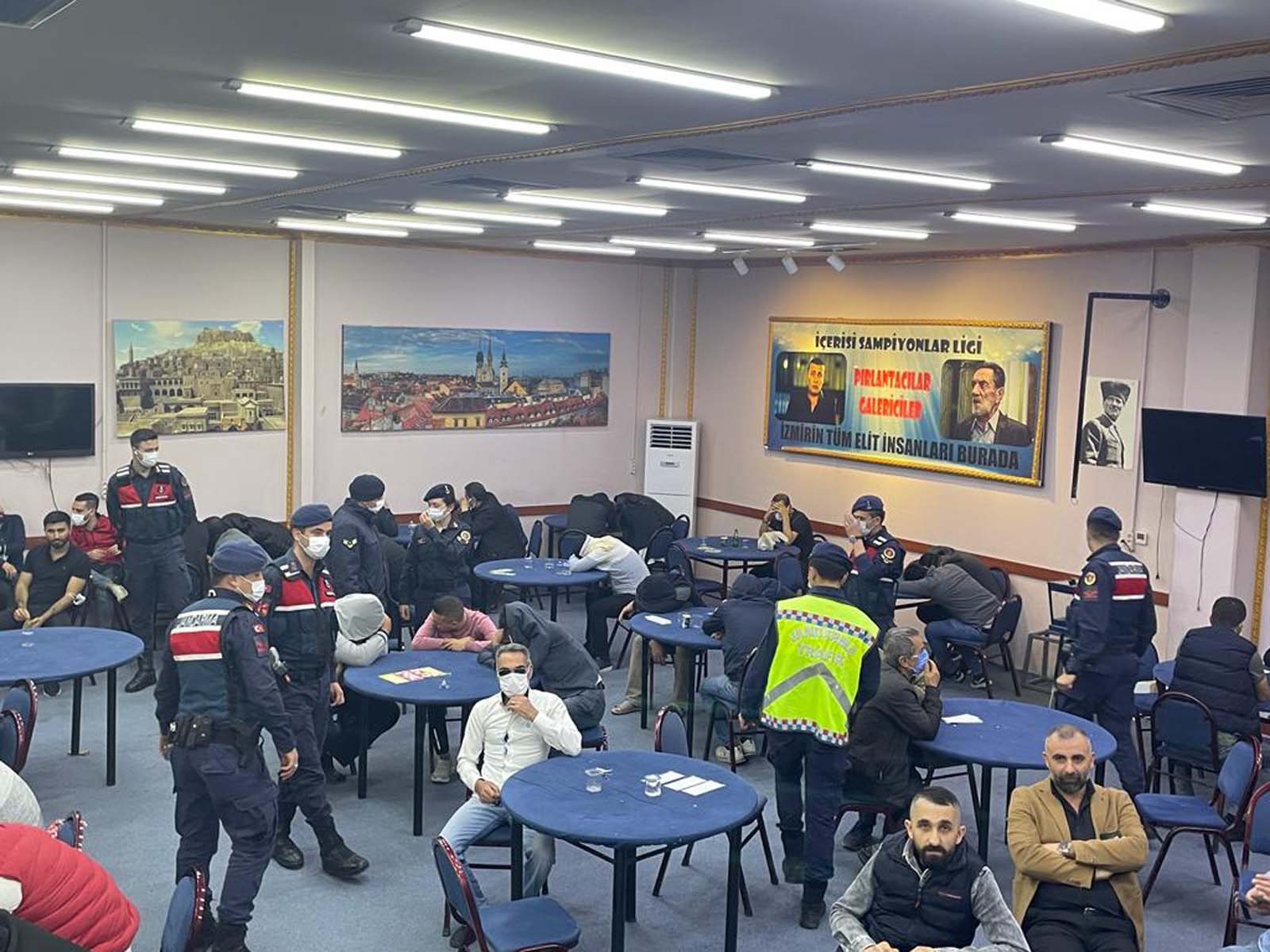 İzmir Bornova'da kumar operasyonu: 160 kişiye 291 bin 40 lira para cezası kesildi! Fotoğraf damga vurdu: " İzmir'in tüm elit insanları burada"