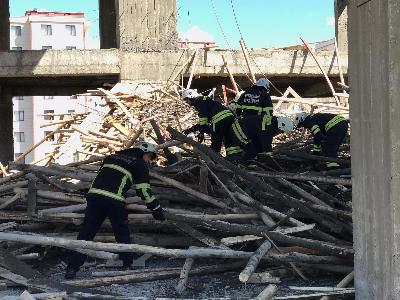 Diyarbakır'da can pazarı! İskele çöktü: 1'i ağır 6 işçi yaralandı