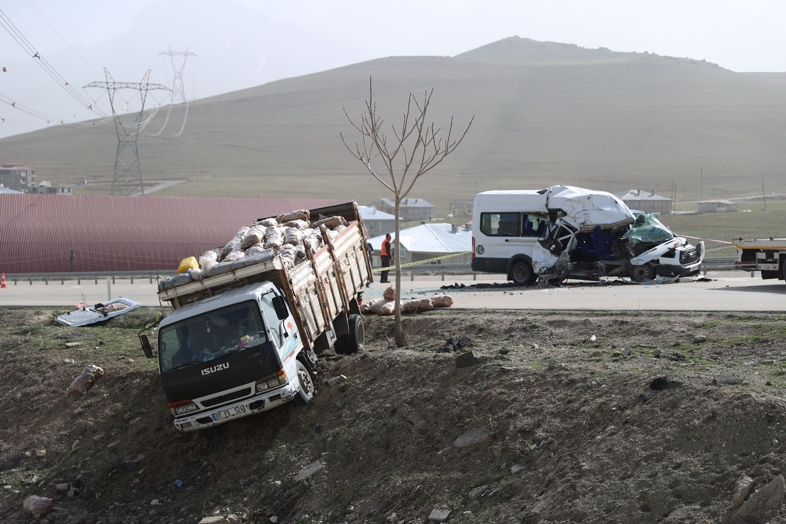 Van’da feci kaza: 3’ü ağır 13 yaralı!