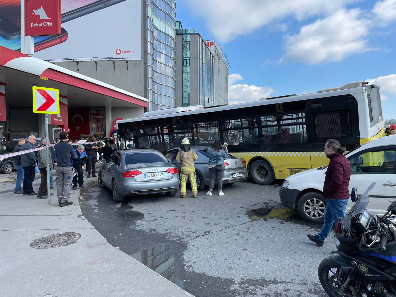 İstanbul Kağıthane'de zincirleme kaza! Sürücüsünün rahatsızlandığı İETT otobüsü 6 araca çarptı