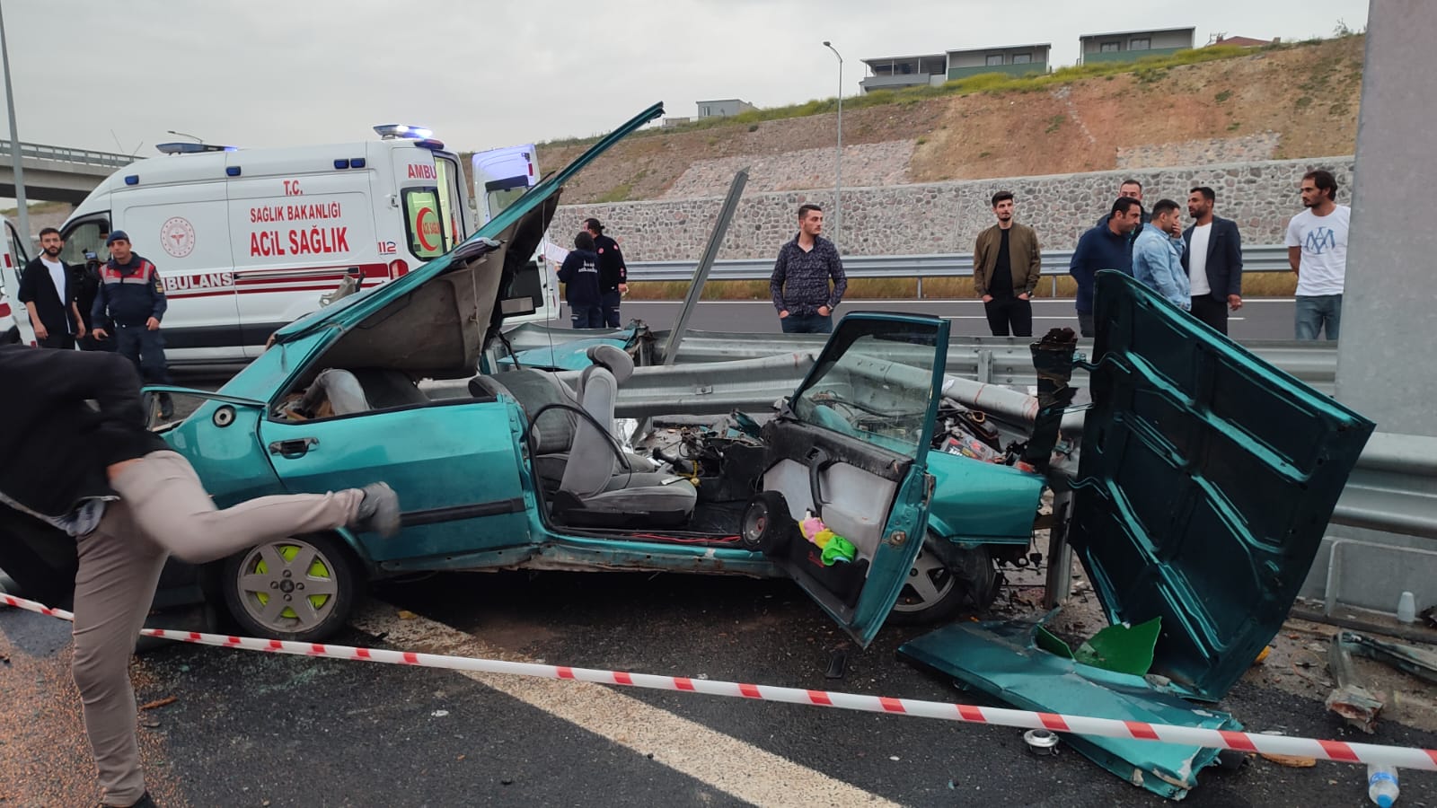 İzmir Menemen'de feci kaza! Otomobil bariyerlere çarptı: 2 ölü, 3 yaralı