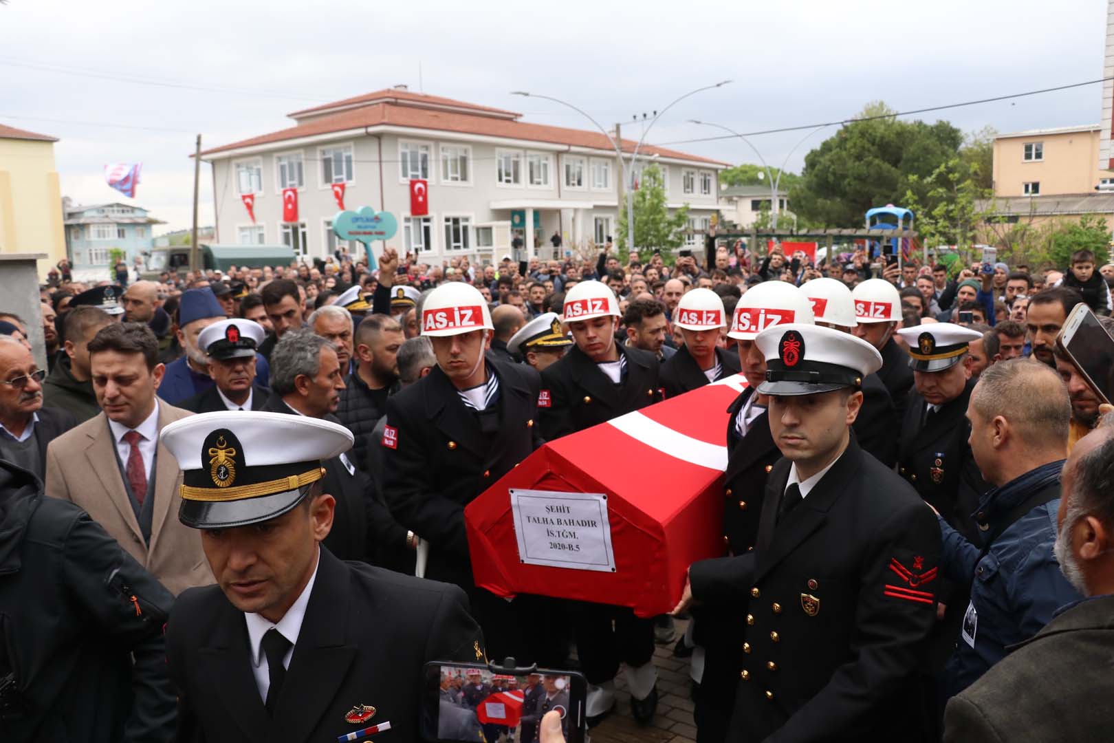 Füze saldırısında şehit olan Teğmen Talha Bahadır son yolculuğuna uğurlandı!