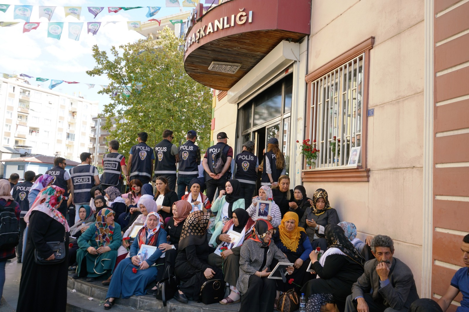 Hem evlatları kaçırıldı, hem darp edildiler! HDP'liler Diyarbakır annelerine saldırdı!