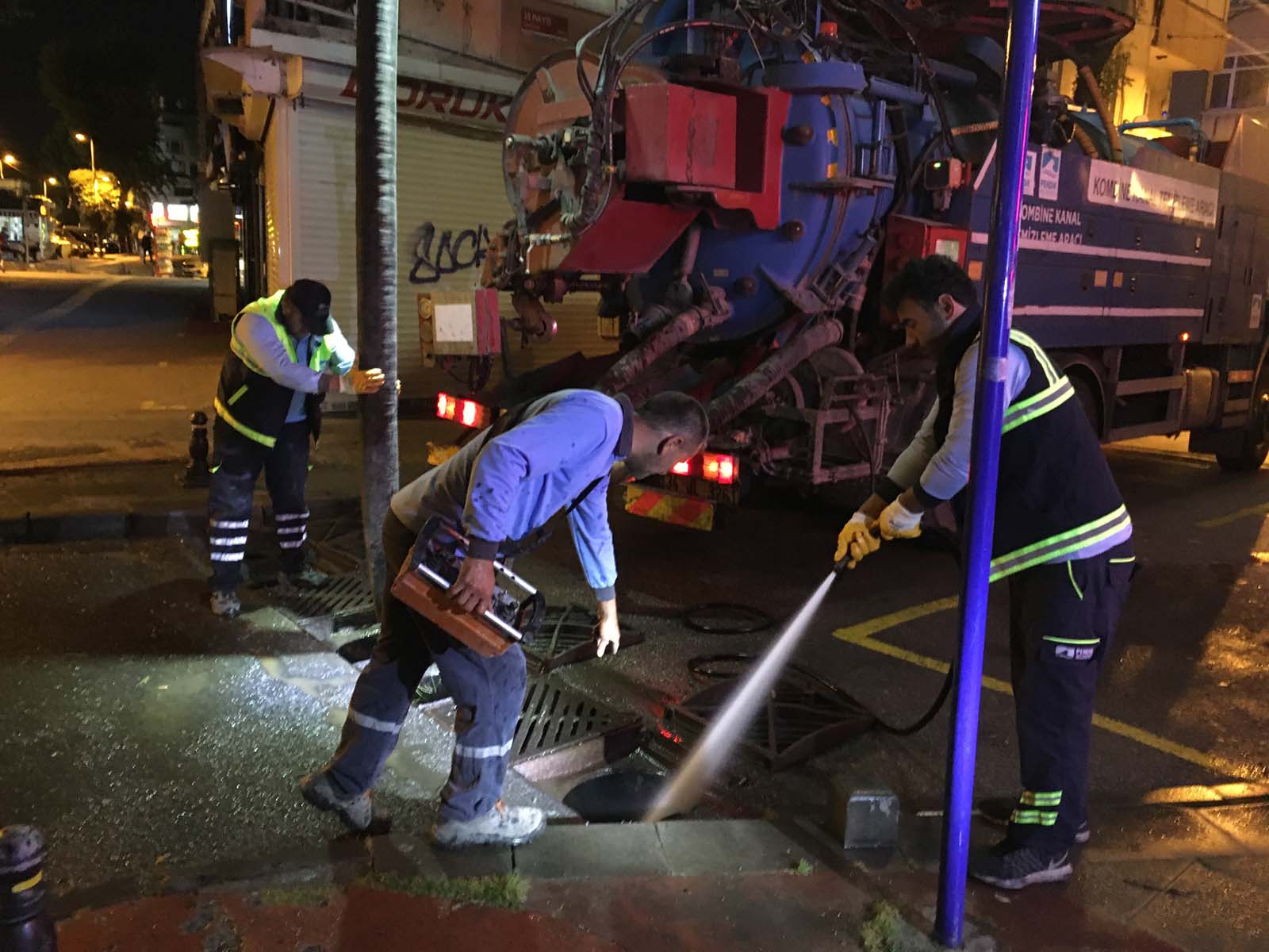 Yaya ve araç trafiğini etkilememek için gece çalışıyorlar