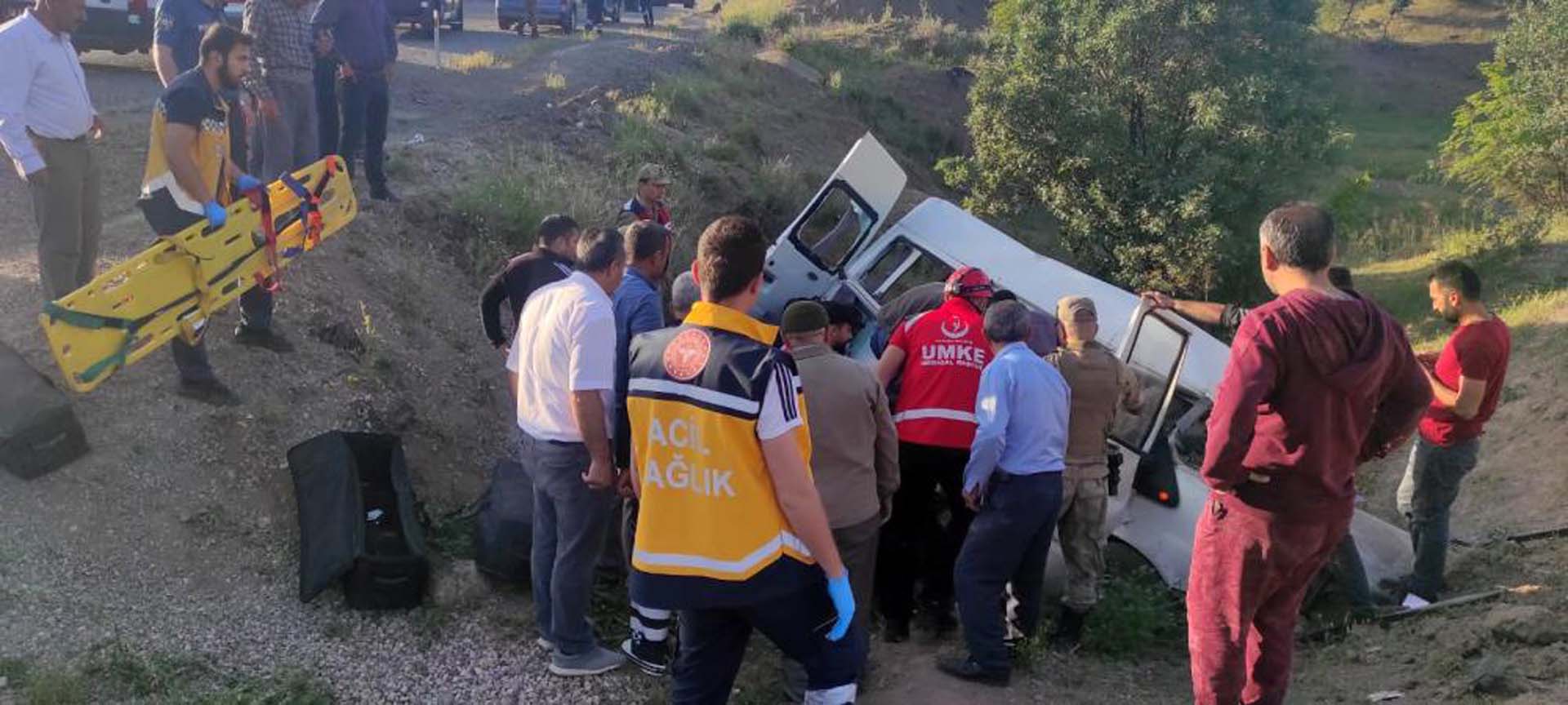 Siirt'te hakimiyetini kaybeden araç uçuruma yuvarlandı! 4 ölü 6 yaralı