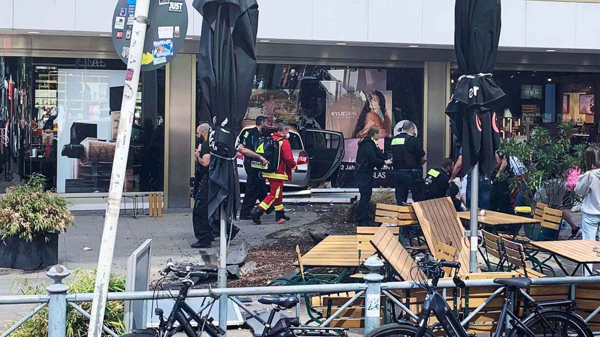 Almanya Berlin'de can pazarı! Araç kalabalığın arasına daldı: 1 ölü, çok sayıda yaralı